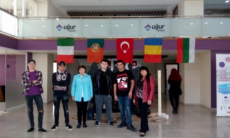 Група ученици от ПГТР придружени от Директора на училището инж