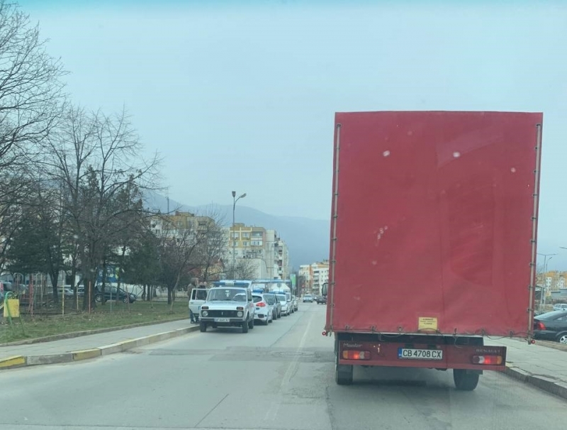 Двама младежи са задържани след тараш на кола в ж к