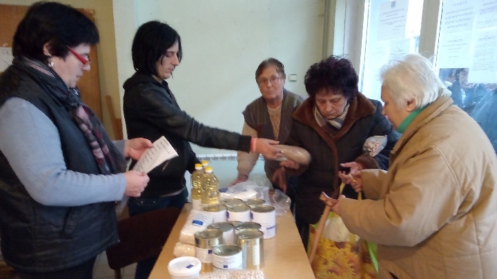 Раздаването на пакетите с храна от Българския червен кръст за