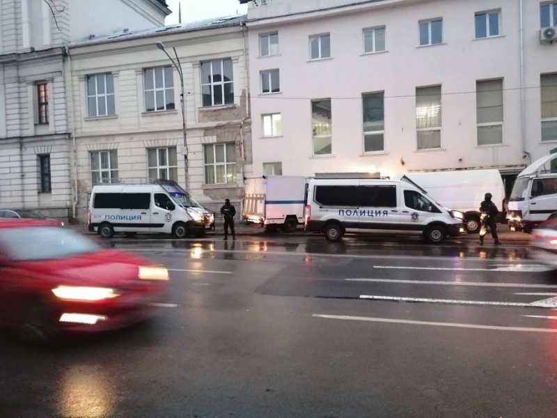 Десетките картини които бяха открити при обиските на дома и