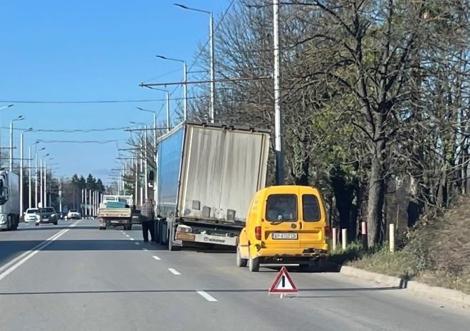 ТИР аварира на натоварен булевард във Враца научи агенция BulNews Инцидентът