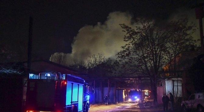 Голям пожар изпепели склад за свещи в столичния квартал "Орландовци".
