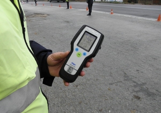 Неправоспособен водач употребил солидно количество алкохол с нерегистриран мотоциклет установиха