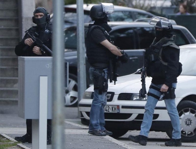 Ляв френски политик е арестуван за пост в Twitter съобщи AFP