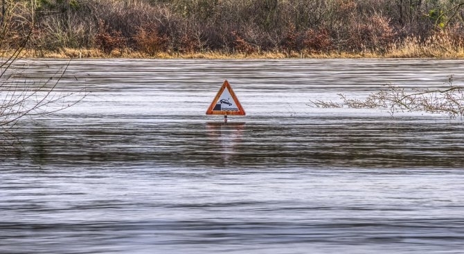 Бедуин и палестинка загинаха при наводнения в Израел и на