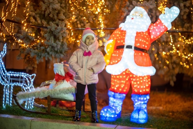 В навечерието на Рождественските празници символично бяха запалени светлините на