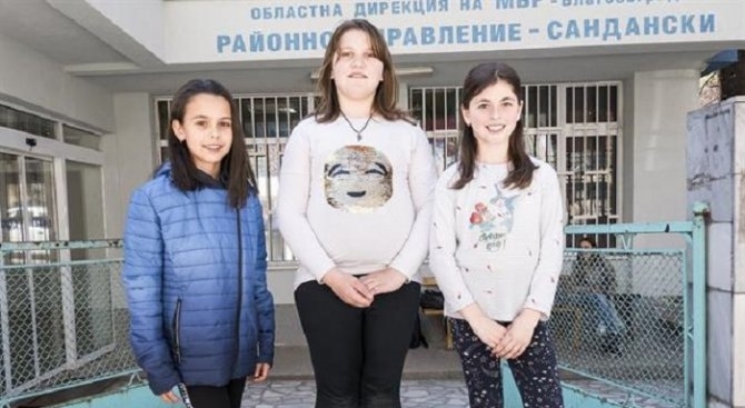 Три момичета от Сандански дадоха пример за честност Децата намериха пари