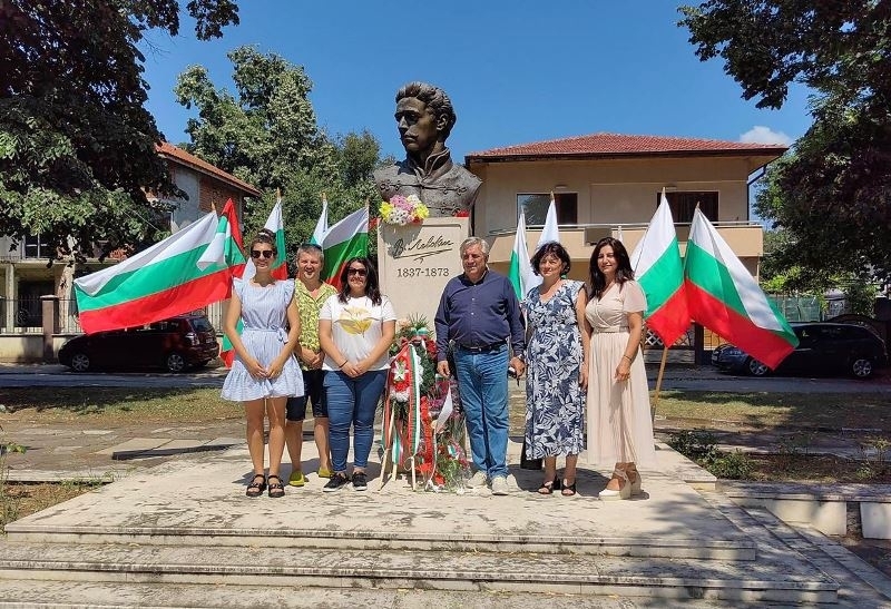 С поклонение пред бюст паметника на Васил Левски 1837 1873 г въздигнат