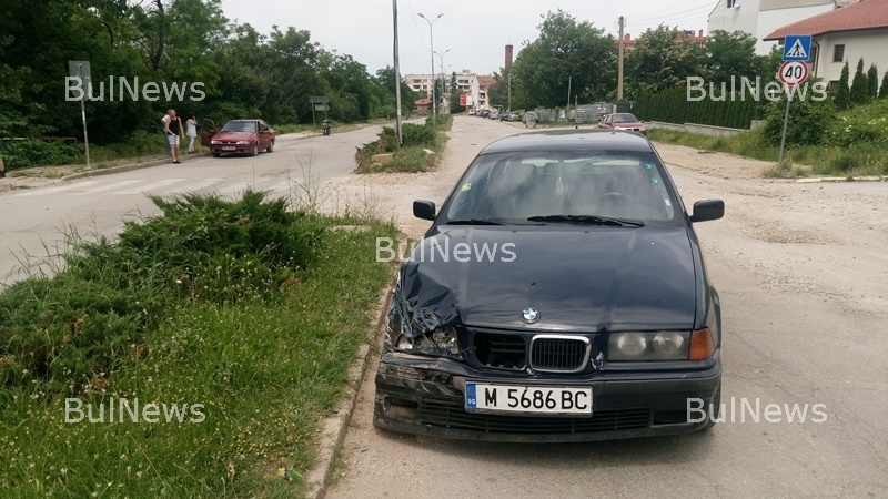Младеж с „БМВ“ се натресе в „Рено“ във Враца /снимки/