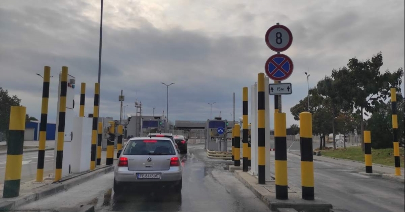 Депутатът от Продължаваме промяната Даниел Лорер заедно с румънски и