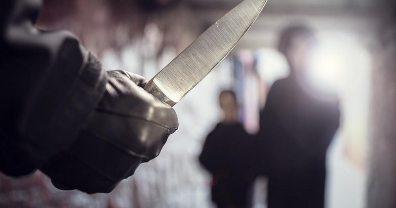 Побеснял мъж наръга двама в Монтана съобщиха от полицията Случилото се