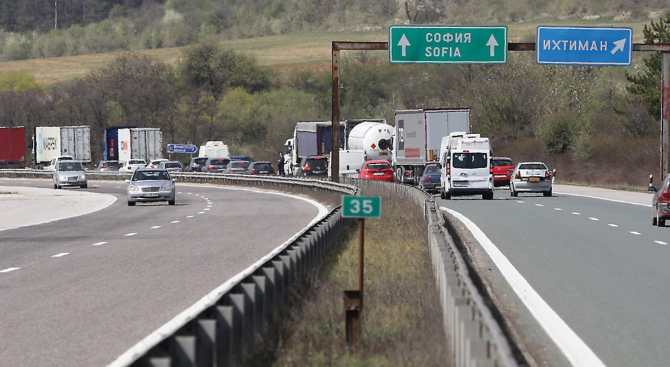 Преди обяд в повечето места ще настъпи временно спиране на