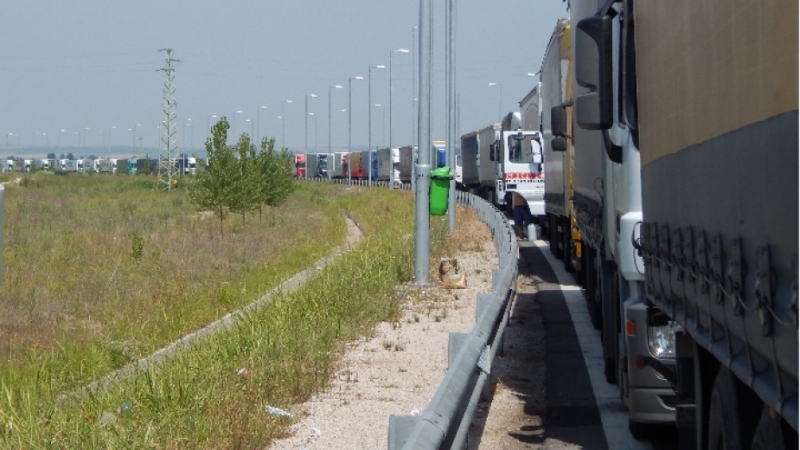 9 километра и половина е опашката от тирове преди Дунав мост