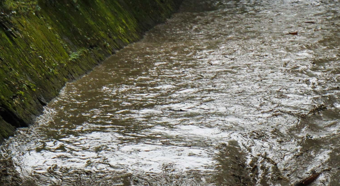 Пороен дъжд подкопа отсечка във Велинград в района на Община