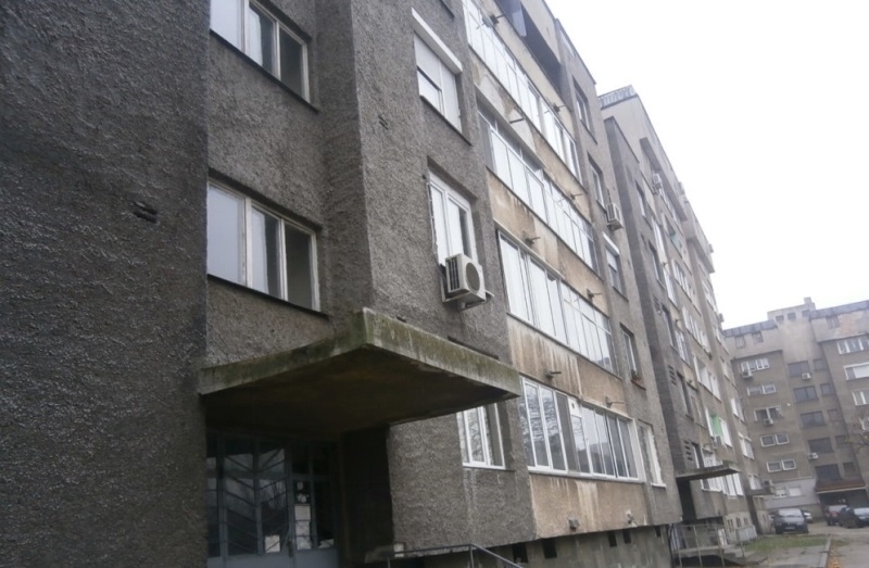 Частен съдебен изпълнител обяви за публична продан тристаен апартамент във