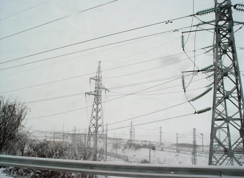 Близо 140 000 потребители останаха без ток заради зимни бури