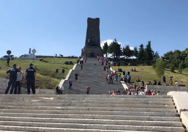 Четирима мъже и една жена се барикадираха в Паметника на