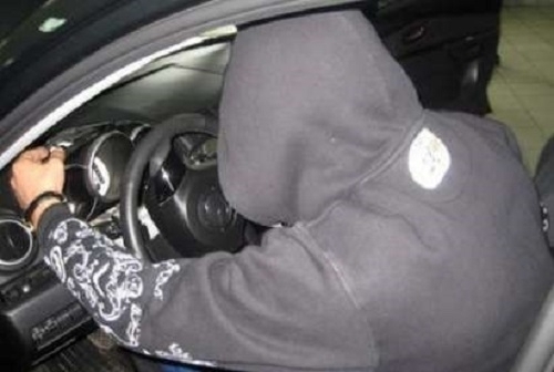 Полицаи са арестували младеж откраднал кола в Лом съобщиха от