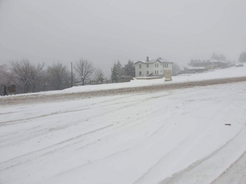 Сняг вали в Старозагорска област Пътните настилки са предимно мокри