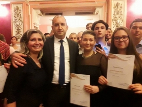 Президентът Румен Радев награди на официална церемония младежи от цяла