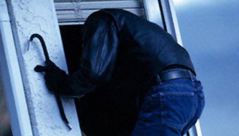 Полицаи издирват бандит обрал къща в монтанско село съобщиха от