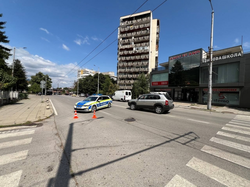 От последните минути! Джип помете жена на пешеходна пътека във Враца, катастрофата блокира градския транспорт /снимки/
