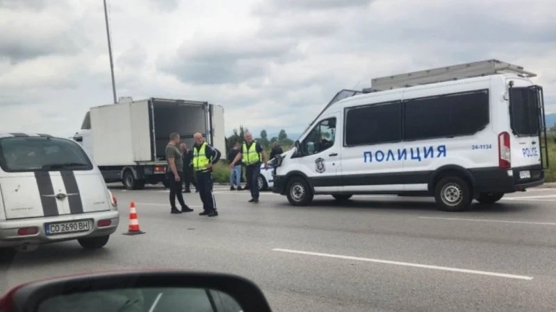 Полицията залови бус с 28 мигранти на бул Ботевградско шосе