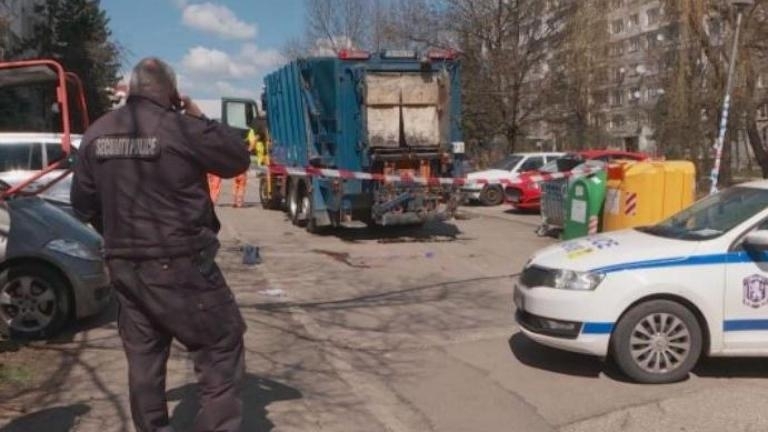Повдигнаха обвинение на шофьора на камион за смет, който блъсна жена и дете в София