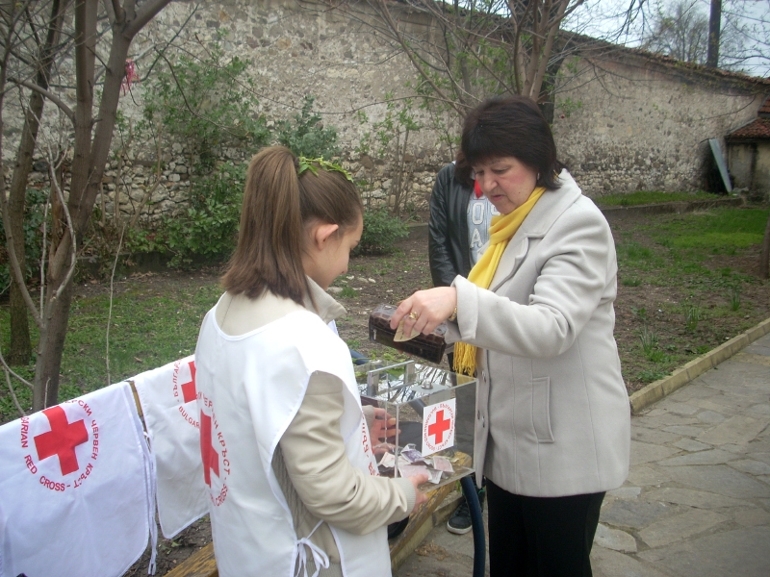 Дарителска кампания на Цветница дава шанс на бедни абитуриенти от