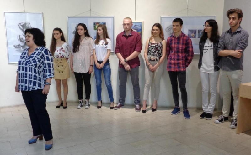 Около 50 художествени творби и учебни рисунки представиха талантливи абитуриенти