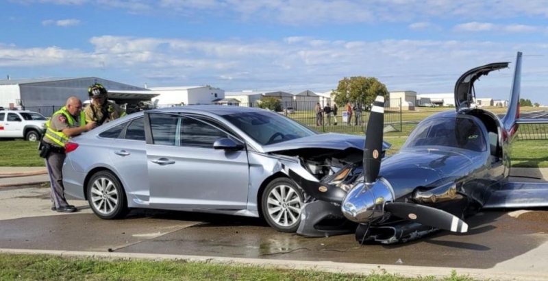 Малък самолет се разби върху кола в САЩ