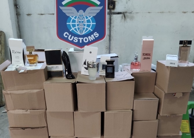 Митнически служители от Главна дирекция Митническо разузнаване и разследване са