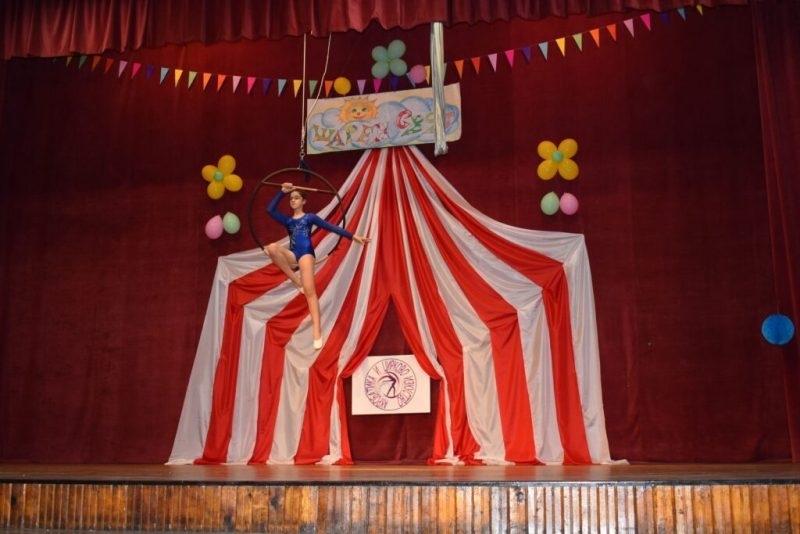 Концерт спектакълът Шарен свят спечели овациите на публиката в Младежкия дом