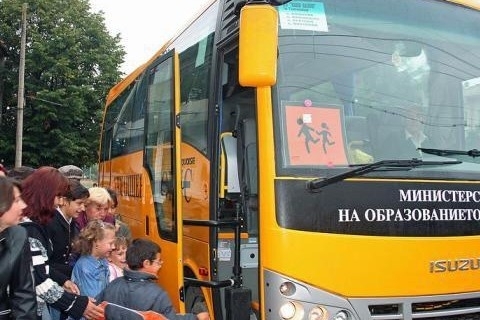 Автобуси на близо 40 години возят децата към училищата Средната