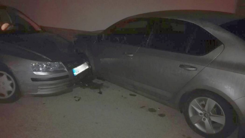 Фиркан шофьор катастрофира в паркиран автомобил в Роман съобщиха от