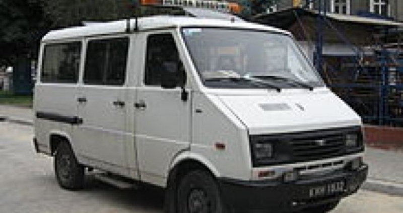 Опасни бусове и стари лади от подбалканските села возят сезонни