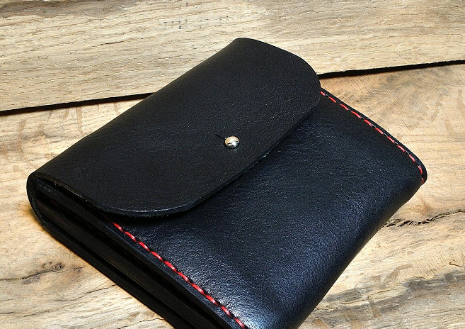 Жена е занесла в полицията намерено от нея дамско портмоне