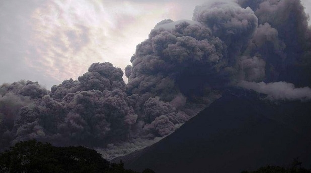 Видео от Гватемала показва спасяването на малко момиченце от отломките останали