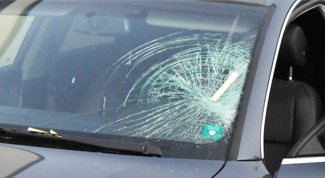 Мъж е счупил с юмрук стъкло на колата на друг