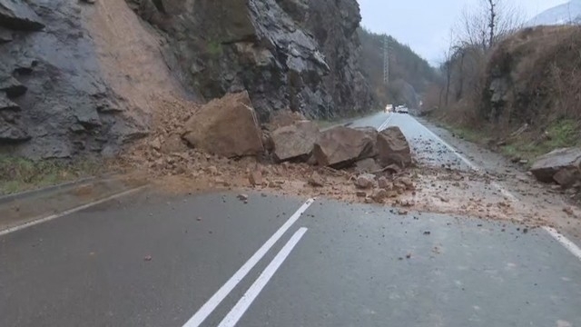 Паднали скали затрудняват движението през Искърското дефиле научи BulNews Временно движението по