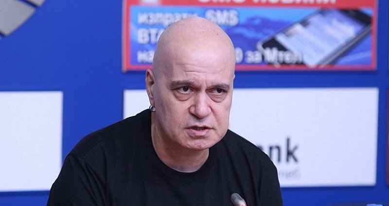 Слави Трифонов: Нощната атака срещу протестиращите е брутална наглост, характерна за бананова република