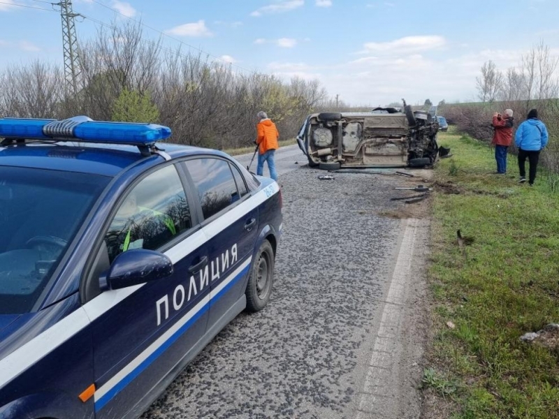 Водач на бус катастрофира в ранния следобед на пътя Пловдив-Хасково.
Инцидентът