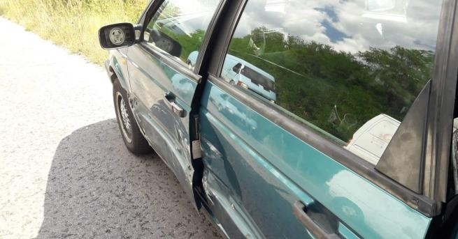 Два автомобила се удариха при изпреварване на пътя Разлог -