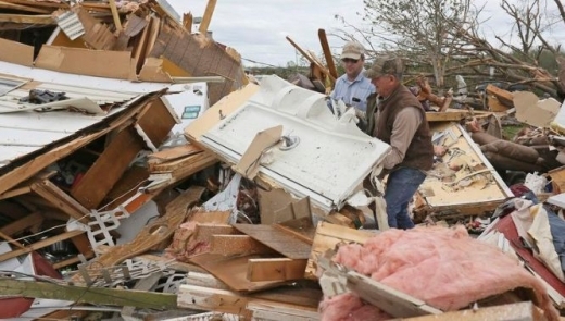 Нарасна броят на жертвите на мощните бури в САЩ Осем