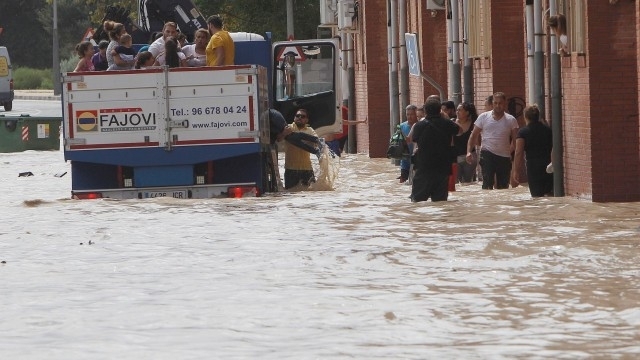 Мащабна операция за справяне с последствията от опустошителните наводнения започна