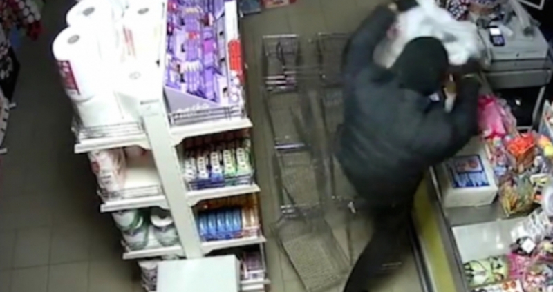 Обирджии задигнаха стекове с куп стекове с цигари от магазин