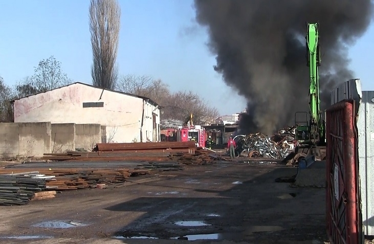 Пункт за вторични суровини се е подпалил във Видин, информираха