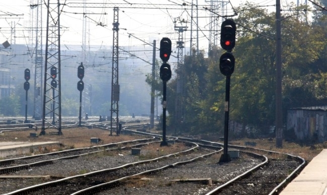 Три влака останаха блокирани заради инцидент на гара Караджалово. С