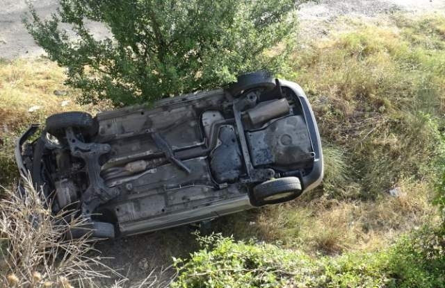 Кола се обърна по таван до Юговското ханче на пътя