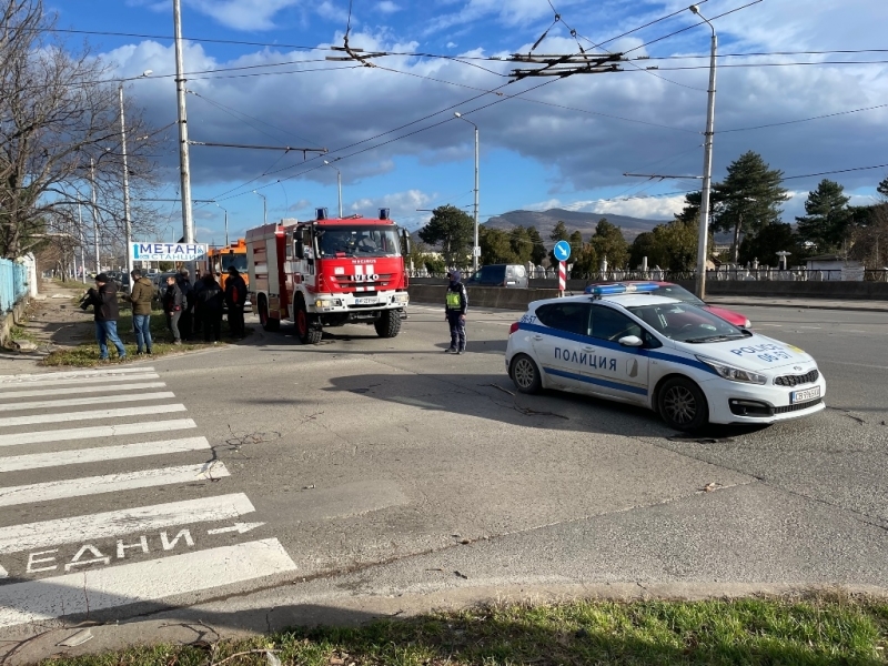 Ураганният вятър във Враца продължава да вилнее и да нанася